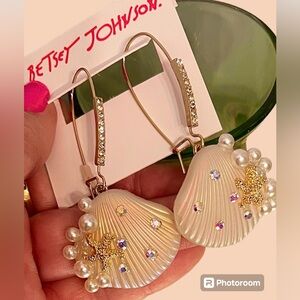 Betsey Johnson NWT  Dangle Shell Earrings